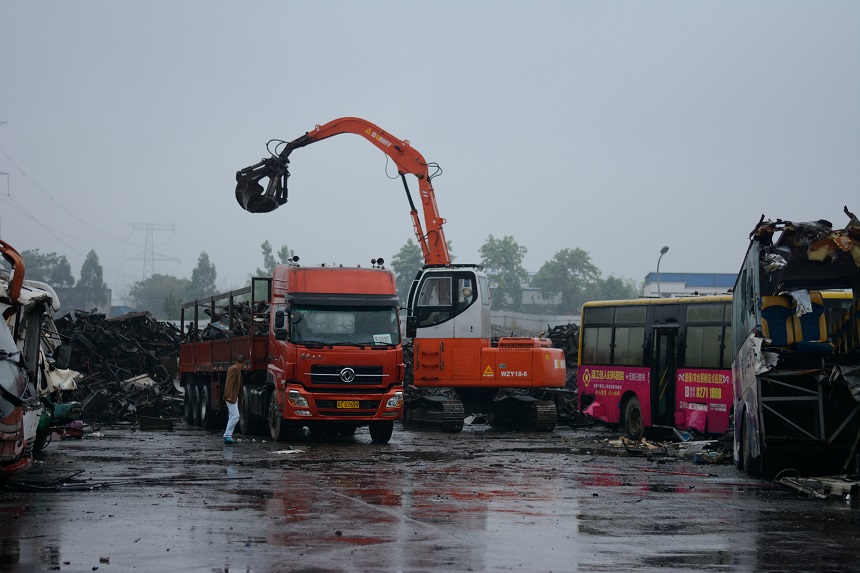 18噸抓鋼機(jī).jpg 18噸抓鋼機(jī).jpg