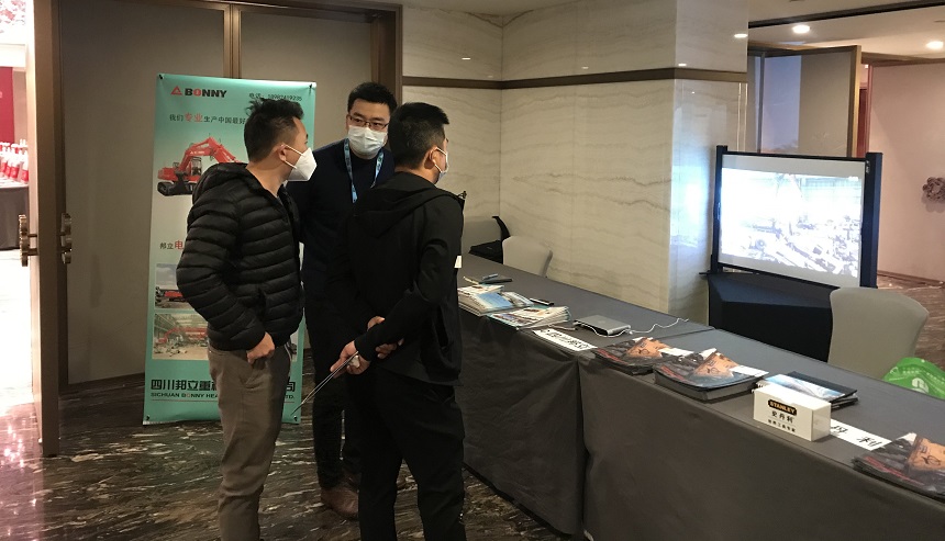 報(bào)廢汽車拆解機(jī)展會(huì).jpg 報(bào)廢汽車拆解機(jī)展會(huì).jpg