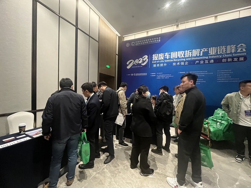 邦立重機(jī)報(bào)廢汽車拆解機(jī)交流現(xiàn)場.jpg 邦立重機(jī)報(bào)廢汽車拆解機(jī)交流現(xiàn)場.jpg