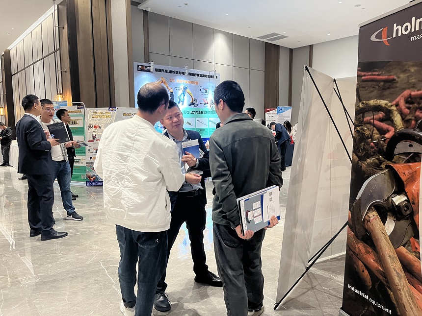 邦立重機(jī)抓料機(jī)交流現(xiàn)場.jpg 邦立重機(jī)抓料機(jī)交流現(xiàn)場.jpg