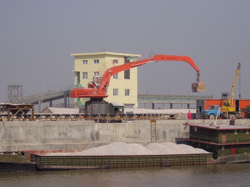 抓料機(jī).jpg 抓料機(jī).jpg