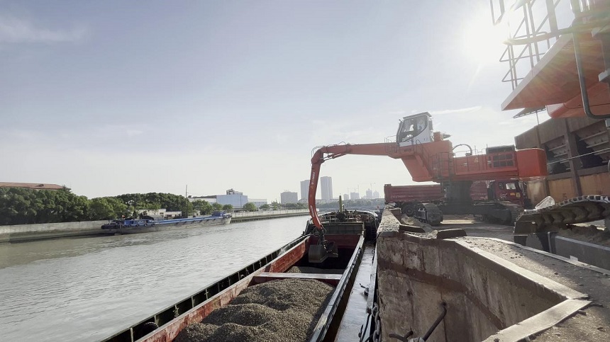 抓料機(jī).jpg 抓料機(jī).jpg