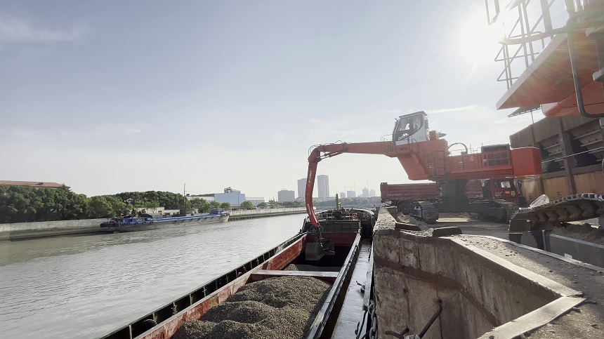 抓料機.jpg 抓料機.jpg